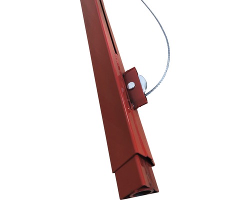 Detaljvy av ett rött monteringsstativ med vajerdrag