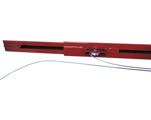 Detaljvy av en röd lyftplattform med stålkabel