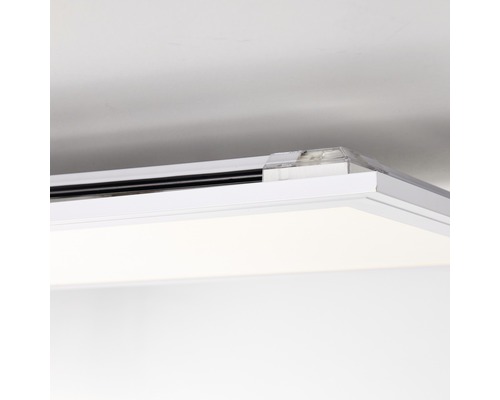 Närbild av en LED-taklampa monterad i taket.