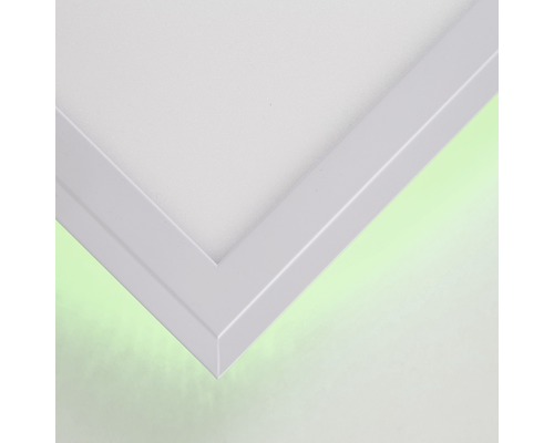 Detaljvy av en fyrkantig LED-taklampa med ram