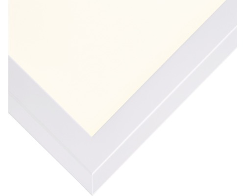 Detaljvy av en LED-taklampa med ram