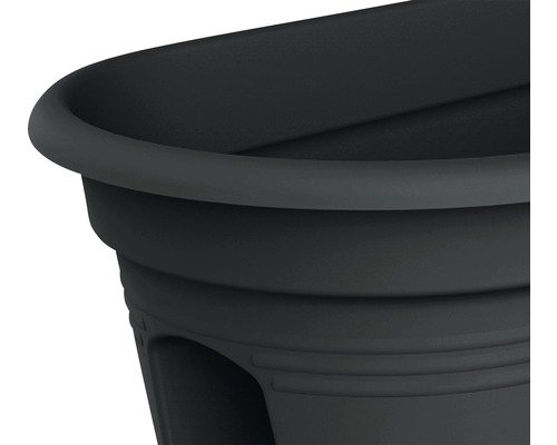 Detaljvy av en svart blomlåda i plast