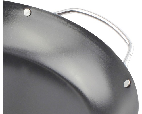 Detaljvy av en svart stekpanna med handtag