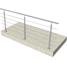 Räcke med vajrar och stolpar i rostfritt stål på betongfundament