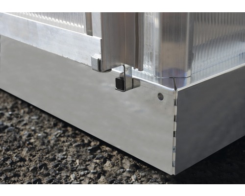 Detaljvy av en växthusgrund av aluminium