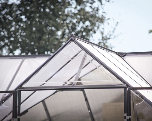 Detaljvy av ett växthustak med ventilationsfönster