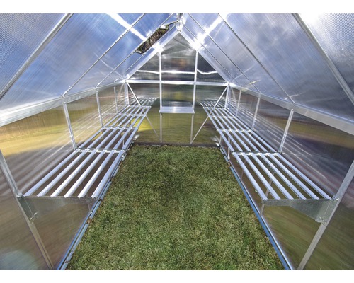 Interiörvy av ett växthus med hyllor