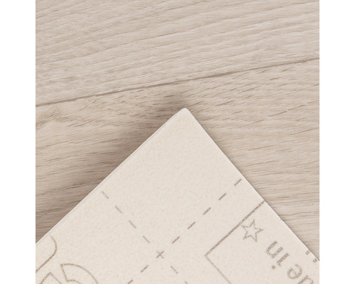 Detaljvy av en dekorpanel på ett trägolv