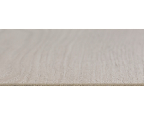 Närbild av en vinylgolvplatta med träutseende