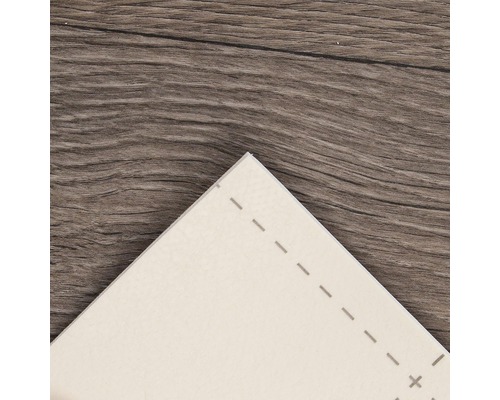 Detaljvy av en beige isoleringsskiva på ett träbord