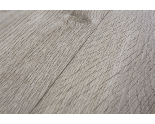 Närbild av ett laminatgolv med trästruktur