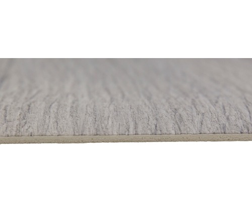 Närbild av ett vinylgolv med träutseende