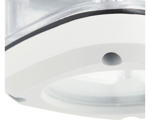 Detaljvy av en taklampa med vitt hölje