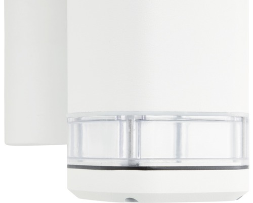 Detaljvy av en vit utomhuslampa med rörelsesensor