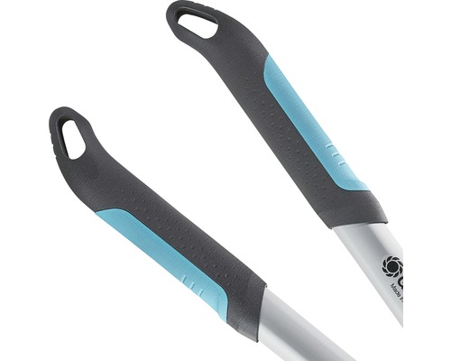 Detaljbild av trädgårdsredskapshandtag med hänghål.