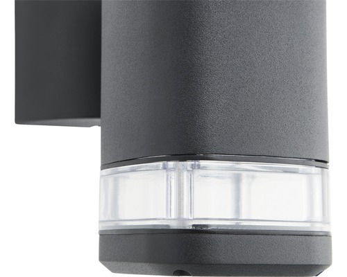 Närbild av en grå yttervägglampa med klar diffusor