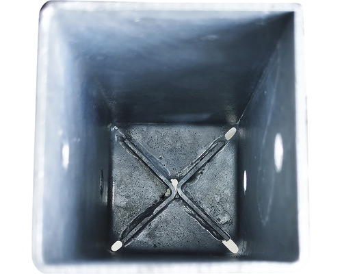 Vy från undersidan av en metallstolpfäste med korsformad förstärkning