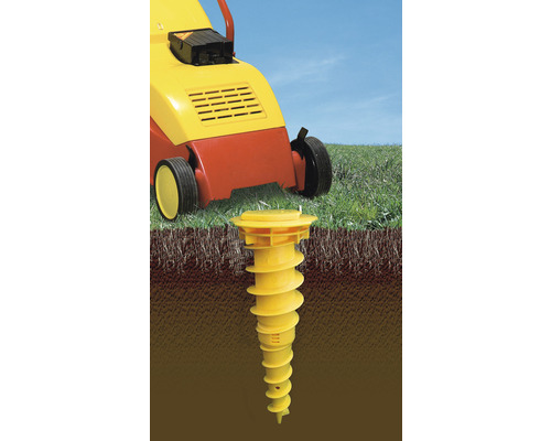 Jordankare för trädgårdsredskap bredvid en gräsmattluftare