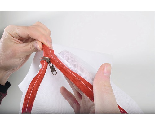 Närbild av en tvättpåse med dragkedja