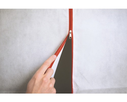 Klädfodral med dragkedja öppnas