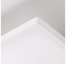 Detaljvy av ett vitt, rektangulärt duschkar