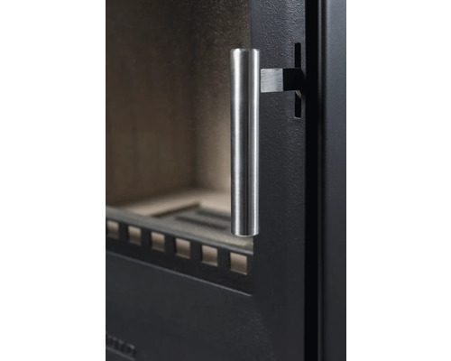 Detaljvy av en eldstad med dörrhandtag