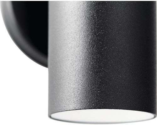 Närbild av en svart vägglampa