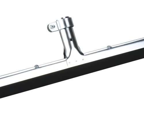 Skrapa av metall med gummiläpp och fäste för ett skaft