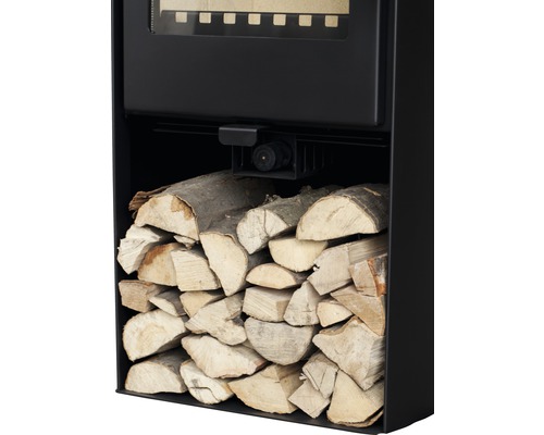 Detaljvy av en eldstad med ved i vedfacket.