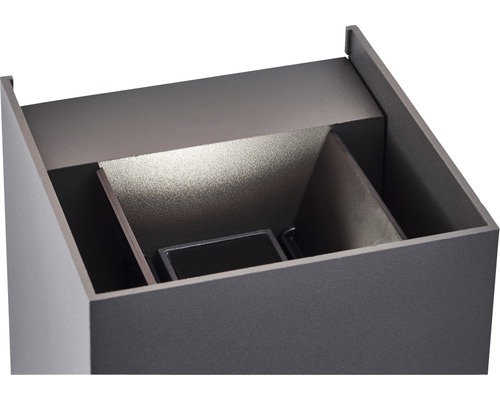 Närbild av en grå utomhuslampa med insida