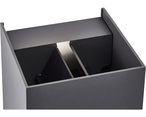 Närbild av en antracitfärgad utomhusvägglampa