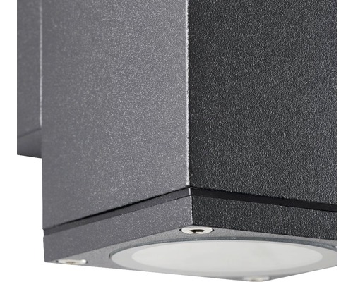 Närbild av en grå utomhusvägglampa