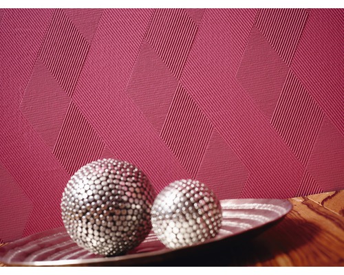 Tapet med geometriskt mönster och två dekorativa bollar