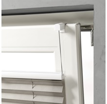 Detaljbild av en plisségardin på ett fönster