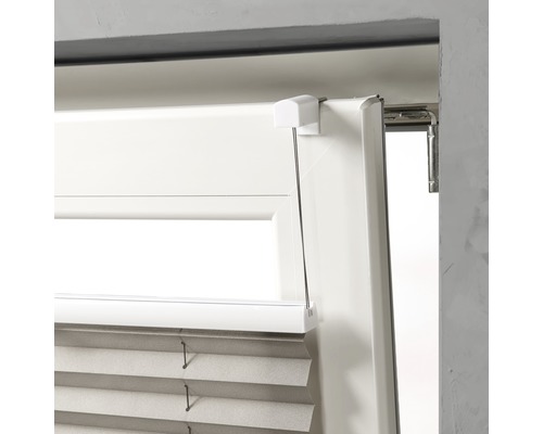 Detaljbild av en plisségardin på ett fönster