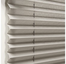 Närbild av en grå plisségardin för fönsterdekoration och ljusreglering