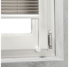 Detaljvy av en fönsterdekoration med persienn