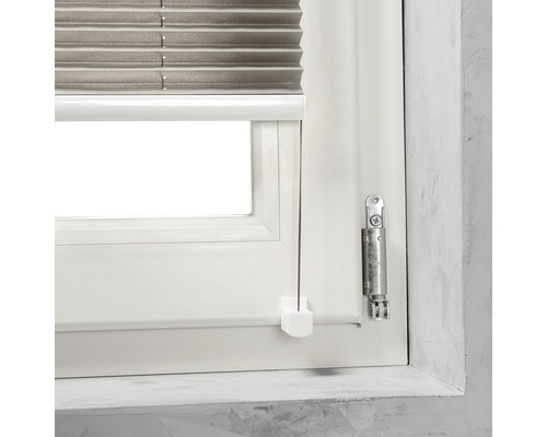 Detaljvy av en fönsterdekoration med persienn