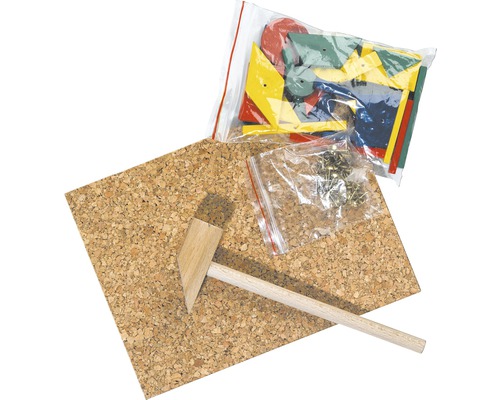 Hammarspel med korkplatta, hammare, spikar och färgade träformer