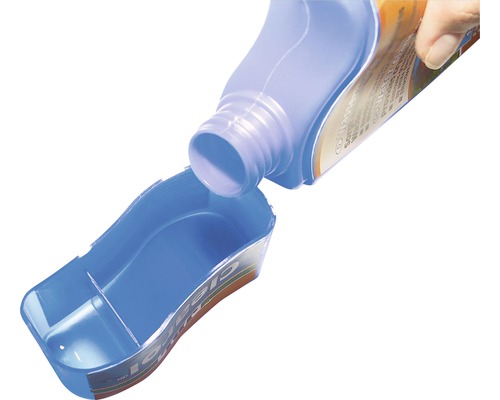 Rengöringsmedel hälls i doseringslocket