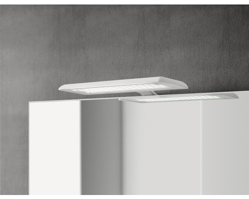 Två LED-monteringslampor är monterade på en badrumsspegel.