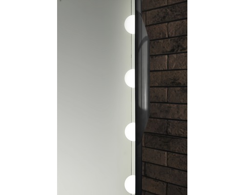 Detaljbild av en spegel med belysning