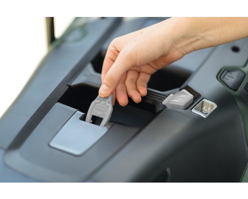 Användning av ett trädgårdsredskap med en nyckel