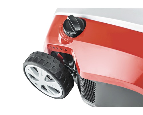 Detaljvy av en gräsklippare med hastighetsreglage och hjul