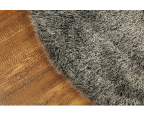 Grå fuskpälsmatta på trägolv