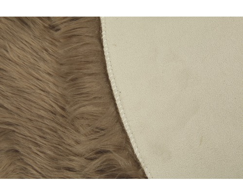 Detaljvy av en matta med lugg och baksida