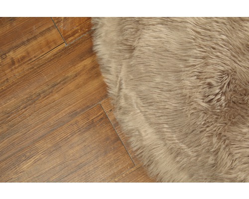 Högluggad matta på trägolv