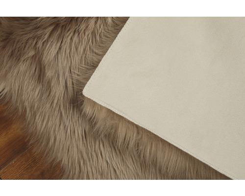 Detaljvy av en ryamatta med textilbaksida