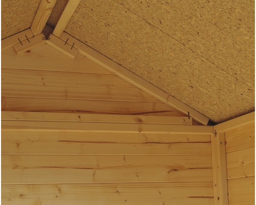 Detaljvy av insidan av ett trähus med takkonstruktion