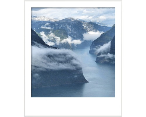 Inramad bild av ett bergslandskap med sjö och dimma